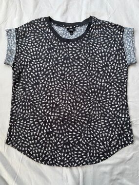 Women's Mossimo Black & White Geometric Patterned Short Sleeve Top, size large